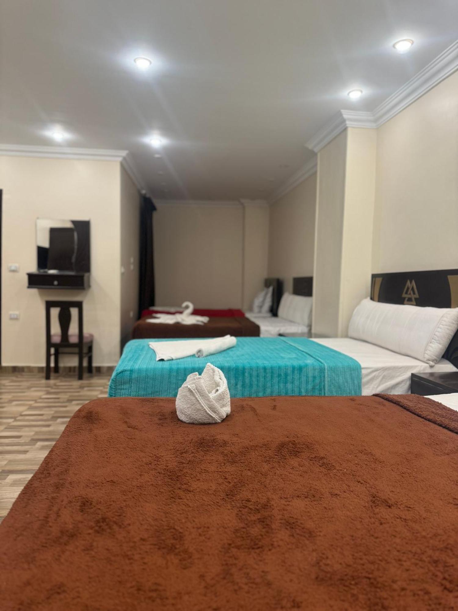 Pyramids And Sphinx Hotel Kafrat al Jabal Exterior photo